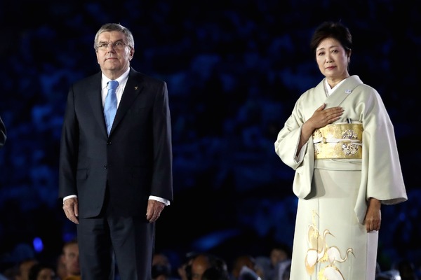 国際オリンピック委員会のトーマス・バッハ会長（左）と東京都の小池百合子都知事（2016年8月21日）