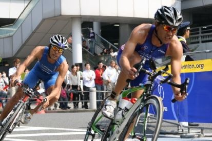 　第15回日本トライアスロン選手権東京湾大会が10月18日に東京・台場で開催され、トレックに乗る田山寛豪（NTT東日本・NTT西日本/流通経済大学職員）が優勝した。全日本選手権史上初の4連覇を達成。自身6度目となる全日本チャンピオンの称号を手にした。