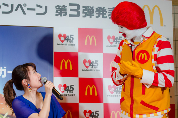 日本マクドナルド45周年記念復活商品第3弾発表会に登壇した高橋みなみ（左）とドナルド（2016年10月26日）
