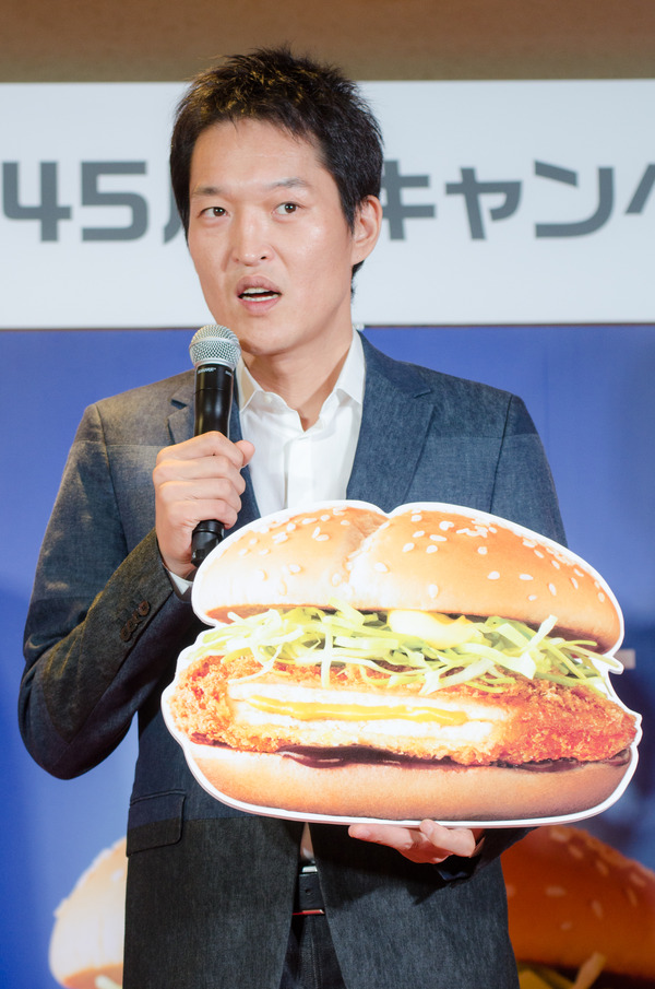 日本マクドナルド45周年記念復活商品第3弾発表会に登壇した千原ジュニア（2016年10月26日）