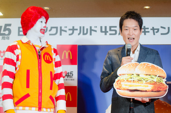 日本マクドナルド45周年記念復活商品第3弾発表会に登壇した千原ジュニア（右）とドナルド（2016年10月26日）