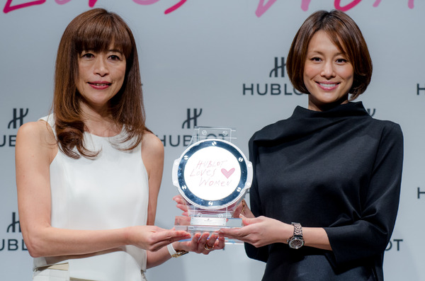 米倉涼子（右）が『HOUBLOT LOVES WOMEN AWARD』を受賞（2016年10月27日）