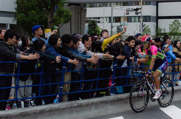 レース後に観客とタッチする新城幸也