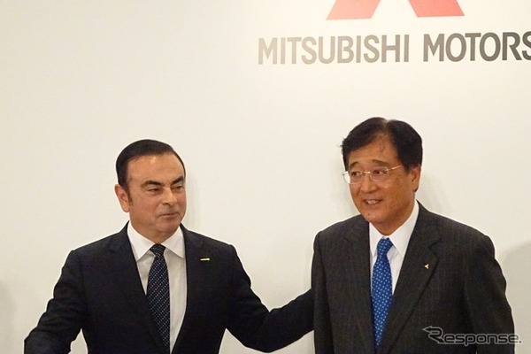 日産のゴーン社長（向かって左）と三菱自の益子現会長兼社長