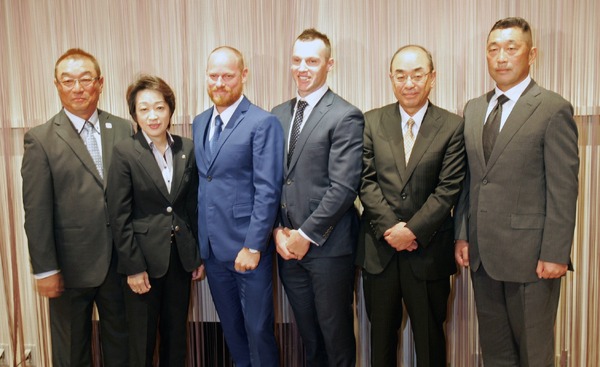 左から中野浩一・日本自転車競技連盟強化委員長、橋本聖子・日本自転車競技連盟会長、吉田和憲・JKA会長、ブノワ・ベトゥ、ジェイソン・ニブレット、滝澤正光・日本競輪学校校長