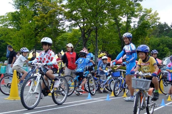 　愛知県大府市を拠点とする愛三工業が持つロードレースチーム「愛三工業レーシングチーム」が、12月6日に「自転車教室」を初開催する。当日は同チームの選手が講師となり、触れ合いながら自転車の楽しみ方や安全について指導する。参加者募集中。