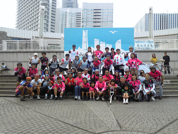 　二代目自転車名人として知られる俳優の鶴見辰吾が名誉委員長を務める「横浜エコライド2009」が、11月1日に神奈川県横浜市のみなとみらい地区、パシフィコ横浜を発着とするコースで行われ、たくさんの自転車愛好家が参加した。