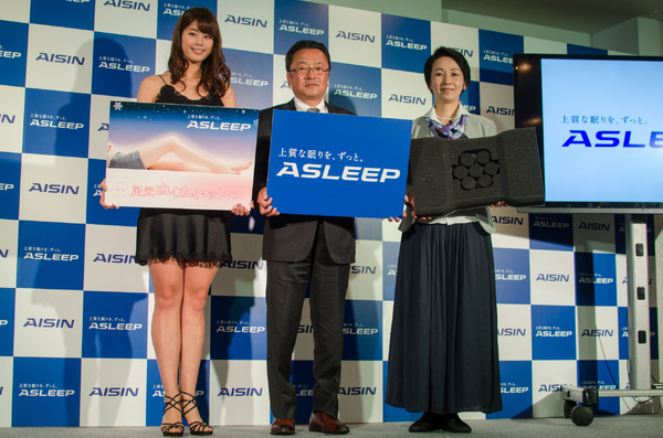 ASLEEP新商品発表会に稲村亜美が登壇（2016年11月2日）