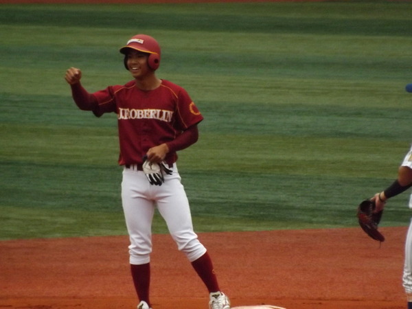 貴重な二塁打を放って二塁ベース上でガッツポーズの佐俣君（4年・横浜商大高）