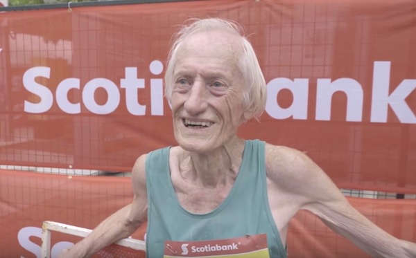 85歳のおじいちゃんが3時間台でフルマラソンを完走し、世界新記録