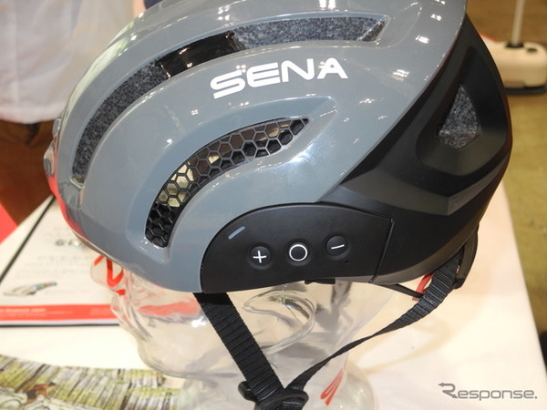 セナ社の「スマート サイクリング ヘルメット」。左側にはブルートゥースやインターコム機能を操作するボタンがある
