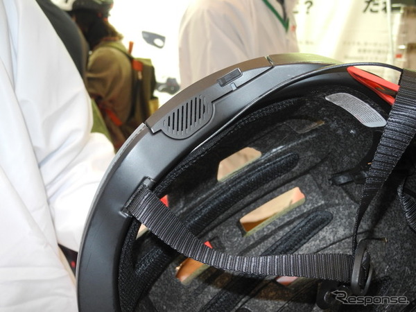 セナ社の「スマート サイクリング ヘルメット」にはスピーカーも内蔵