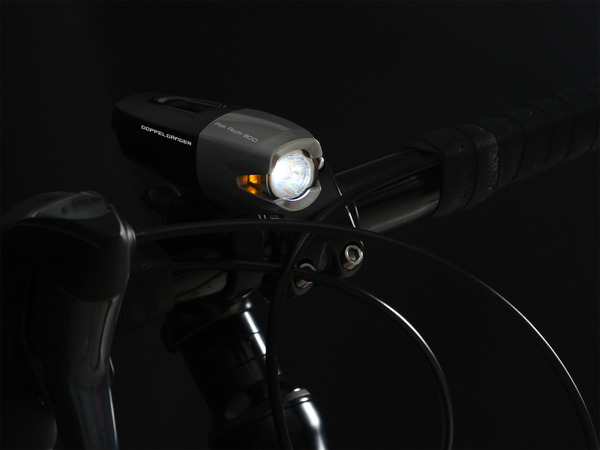 タッチパネル搭載の自転車用ライト「フリックフラッシュ800」