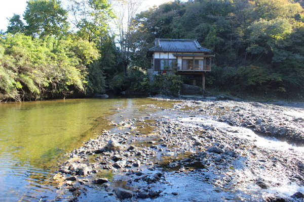 沢渡りは、水量が多いときは注意が必要