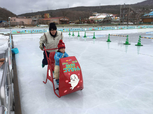 スケート場と少年アシベがコラボ、屋外リンクが遊園地「ぐりんぱ」に11/19オープン