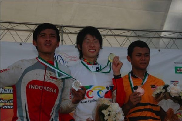 　11月8日にマレーシアのメカラで開催されたMTBアジア選手権で、今大会から誕生したダウンヒル男子のジュニアクラスで清水一輝（17＝アキファクトリー）が優勝し、初代チャンピオンの栄冠を勝ち取った。清水は全日本選手権大会ダウンヒル男子ジュニアクラスで優勝するな