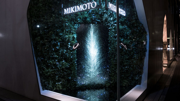 チームラボがミキモト銀座2丁目本店のショーウィンドウにてインタラクティブ作品「Sparkling Dream Tree by teamLab」を展示