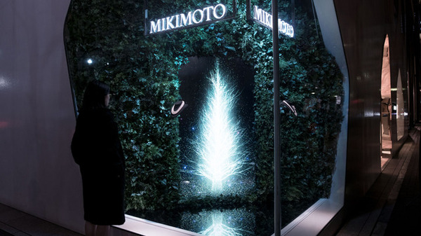 チームラボがミキモト銀座2丁目本店のショーウィンドウにてインタラクティブ作品「Sparkling Dream Tree by teamLab」を展示