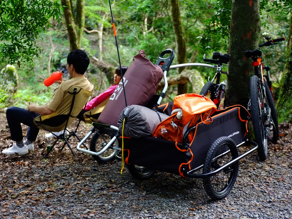 自転車で荷台に載せきれない荷物を運ぶ「サイクルトレーラー」
