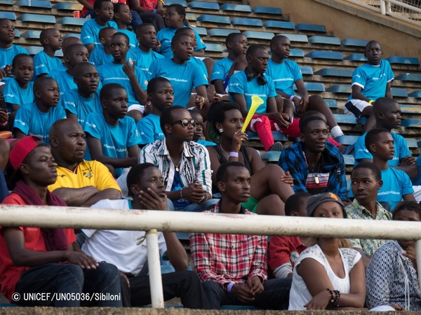 ウガンダで行われたバルセロナレジェンドの試合を観戦する人々