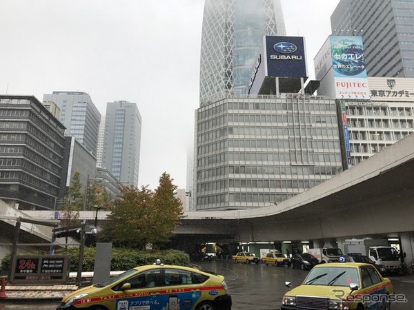 新宿駅西口（11月24日午後）　〈撮影　高木啓〉