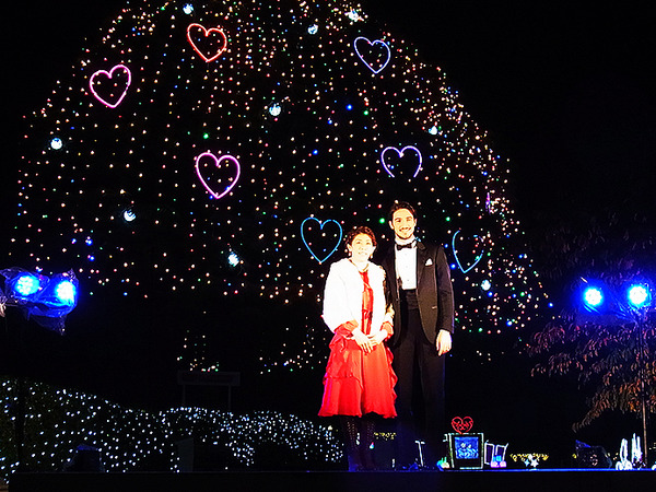 中山競馬場クリスマスイルミネーション初日イベントに登壇した吉田沙保里（11月27日）