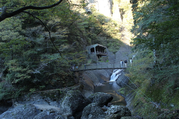吊り橋の奥には、第一観瀑台