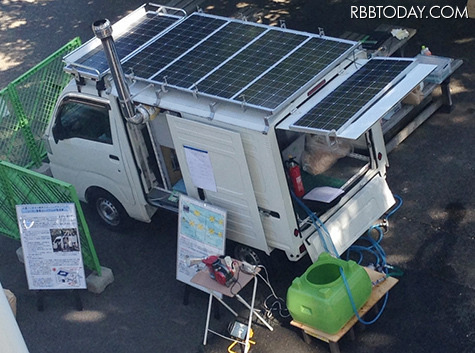 軽自動車の上面に展開されたソーラーパネルは1時間で最大600Wの発電が可能で、被災地での電力供給に威力を発揮する（画像はプレスリリースより）