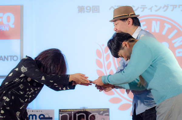 第9回ペアレンティングアワード授賞式、カップル部門を鈴木おさむと大島美幸（右）が受賞（2016年12月1日）
