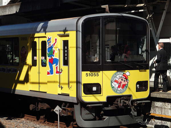 11月3日から運行されている1編成目の「クレヨンしんちゃんラッピングトレイン」。