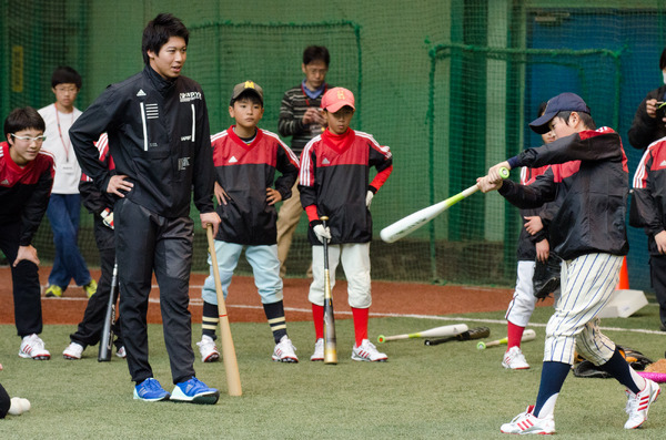 アディダスの野球教室でヤクルト・山田哲人が指導（2016年12月3日）