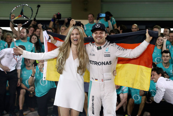 ニコ・ロズベルグ（右）が F1ワールドチャンピオンを獲得（2016年11月27日）
