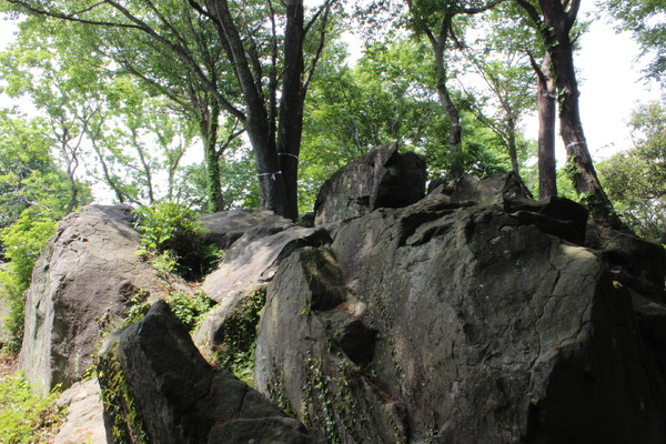 尖浅間の頂上。尖浅間の頂上には、岩がぎっしり。この岩で休憩したり、眺めを見たり。