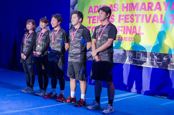 新型テニスフェス『ADIDAS HIMARAYA TENNIS FESTIVAL 2016 TOKYO FINAL』で優勝した関西地区代表の「ヒ・デホ」（2016年12月17日）