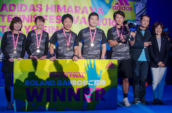 新型テニスフェス『ADIDAS HIMARAYA TENNIS FESTIVAL 2016 TOKYO FINAL』で優勝した関西地区代表の「ヒ・デホ」（2016年12月17日）