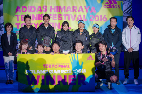 新型テニスフェス『ADIDAS HIMARAYA TENNIS FESTIVAL 2016 TOKYO FINAL』で優勝した関西地区代表の「ヒ・デホ」（2016年12月17日）