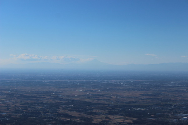 男体山から眺め。うっすらと富士山が。そして、写真ではわからないが、スカイツリーも見えた。