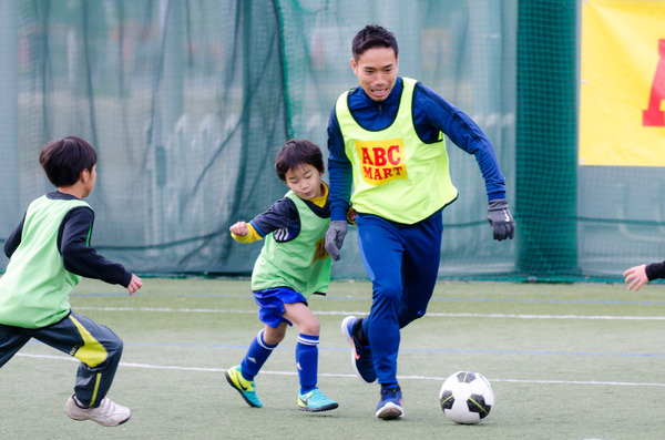 ABC-MARTアンバサダーの長友佑都、サッカークリニックで小学生とミニゲーム（2016年12月26日）