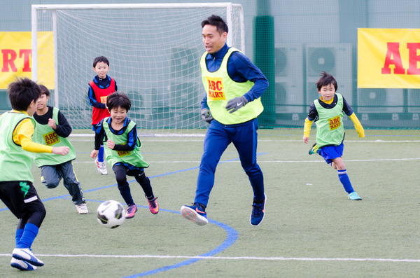 ABC-MARTアンバサダーの長友佑都、サッカークリニックで小学生とミニゲーム（2016年12月26日）