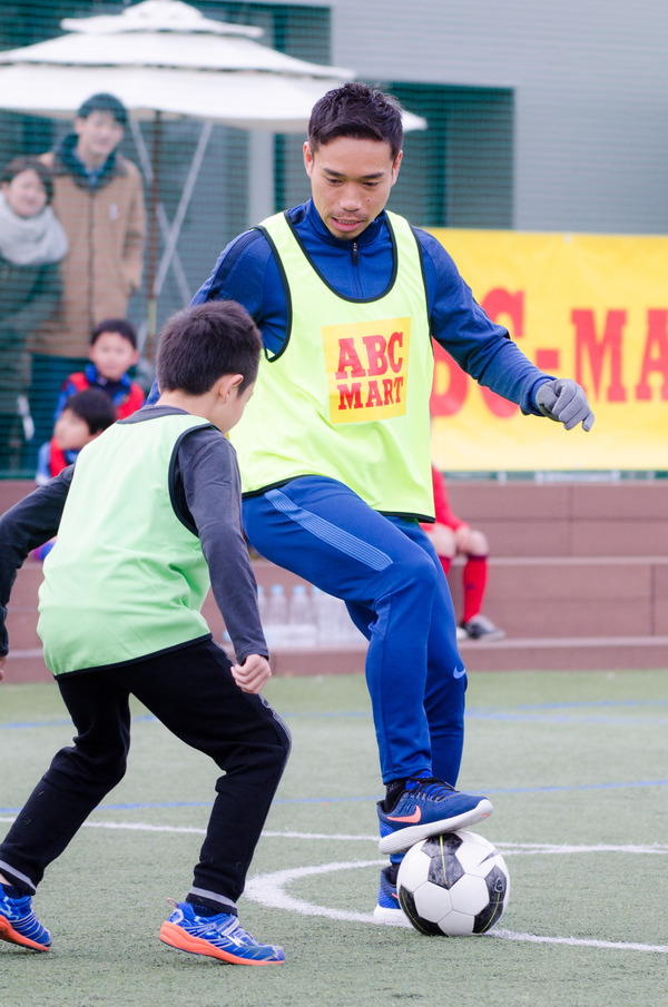 ABC-MARTアンバサダーの長友佑都、サッカークリニックで小学生とミニゲーム（2016年12月26日）