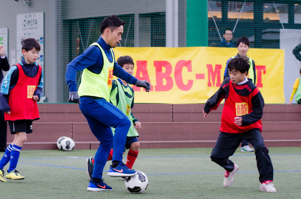 ABC-MARTアンバサダーの長友佑都、サッカークリニックで小学生とミニゲーム（2016年12月26日）