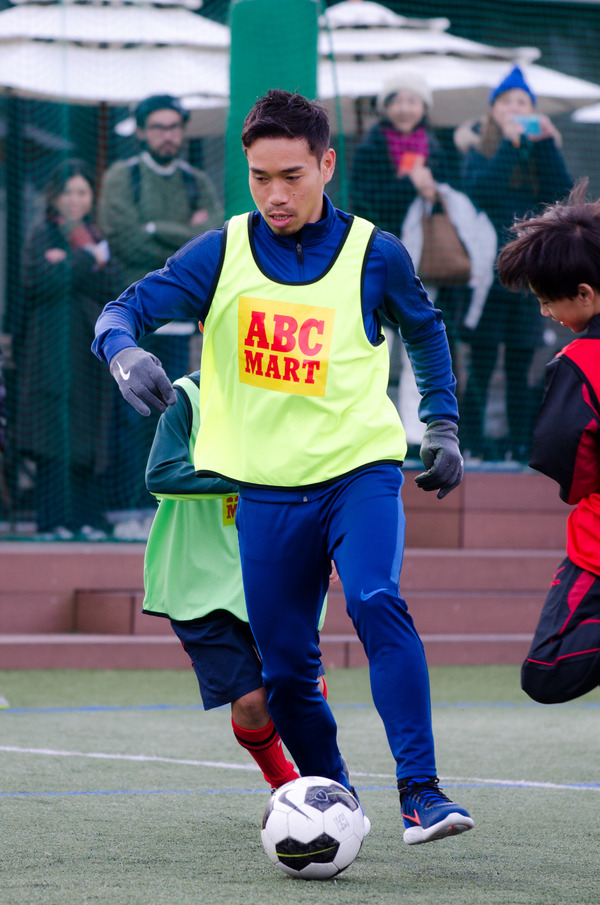 ABC-MARTアンバサダーの長友佑都、サッカークリニックで小学生とミニゲーム（2016年12月26日）