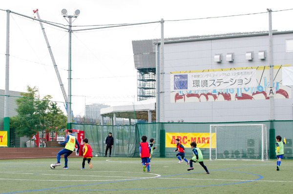 ABC-MARTアンバサダーの長友佑都、サッカークリニックで小学生とミニゲーム（2016年12月26日）