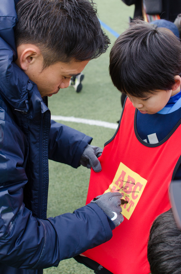 ABC-MARTアンバサダーの長友佑都、サッカークリニックで小学生とミニゲーム（2016年12月26日）