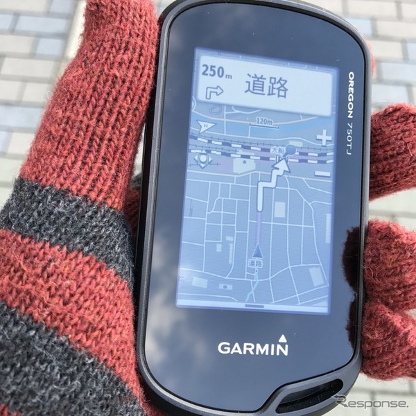 タッチパネルは圧力式なのでスマホ非対応の手袋でもなんとか反応してくれた