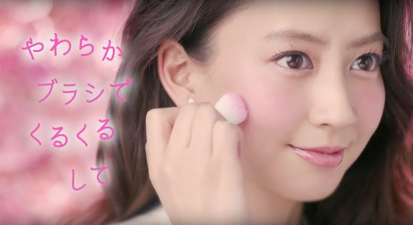 河北麻友子、CANMAKE新CMで恋する女性に