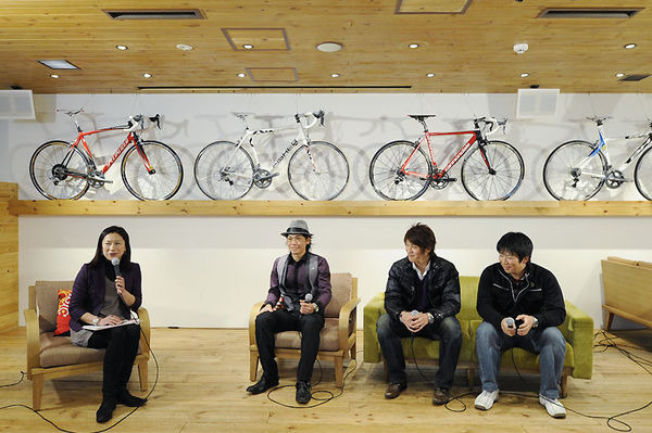 　自転車競技界の若手ホープ3人、プロロードレーサーの新城幸也（25＝Bboxブイグテレコム）、競輪選手の柴崎淳（23）、深谷知広（19）によるアスリートトークショーが12月20日に東京都渋谷区千駄ヶ谷のサイクルスクエア北参道で開催された。