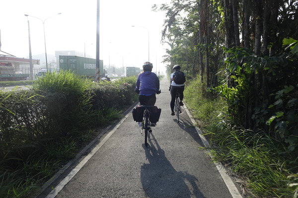 地元のサイクリストも、日本の歩道に相当する部分を走行