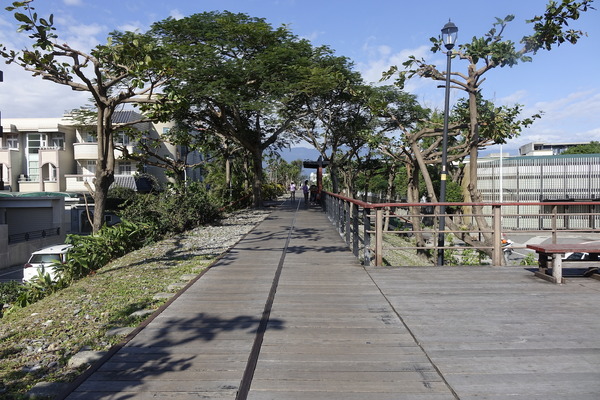旧鉄道に沿って敷設された枕木道は、散策のほか自転車にも開放されている