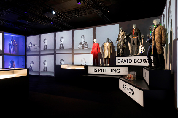 デヴィッド・ボウイの大回顧展「DAVID BOWIE is」が1/8より開催